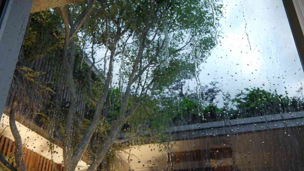 Raindrops-close-up-2.jpg